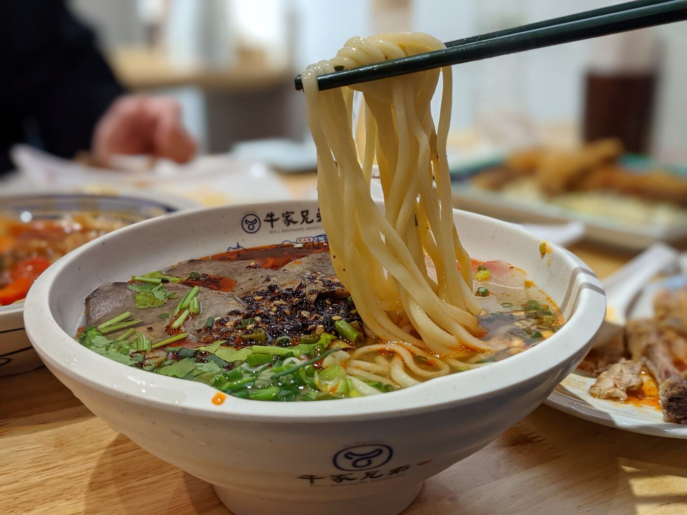 蘭州牛肉麺の麺を箸で持ち上げたところ
