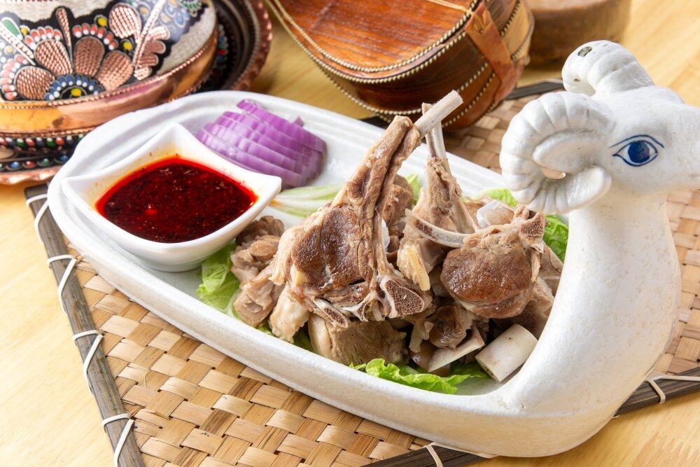 手掴むラム肉